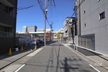 敷地西側の前面道路(南側から)