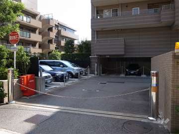 駐車場の入口にはロボットゲートが設置されています。