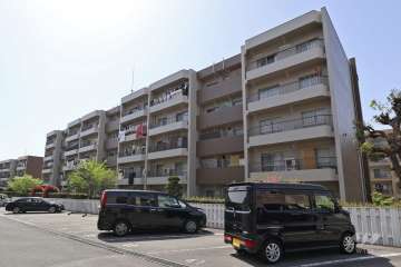 桃山住宅6号棟の外観（北東側から）