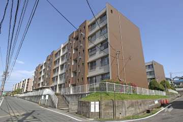 桃山住宅6号棟の外観（南西側から）