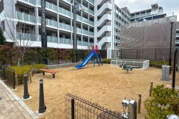 公園内には遊具が設置されています。