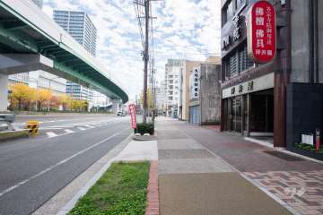 敷地北側の前面道路（西側から）