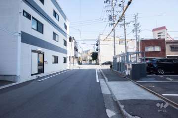 敷地南側の前面道路（東側から）