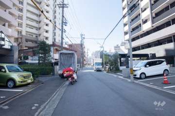 敷地南側の前面道路（西側から）