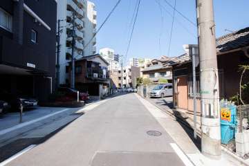 敷地東側の前面道路（南側から）