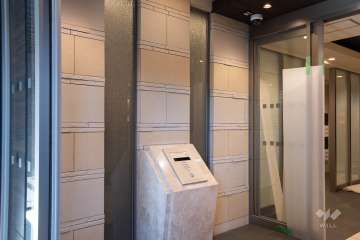 エントランスはオートロック付きです。