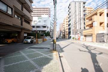 敷地西側の前面道路（南側から）