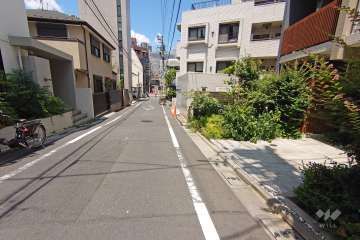 敷地西側の前面道路（南側から）