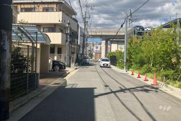 敷地西側の前面道路