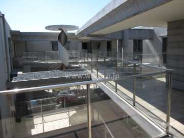 ガラス張りの空中廊下（最上階）