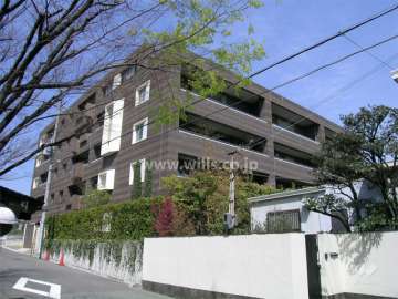マークス夙川スティーレの外観（南西側から）　周辺は邸宅が建ち並ぶ緑豊かな住宅地。