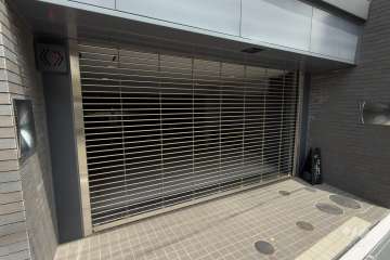 駐車場の出入口（リングシャッター付き）