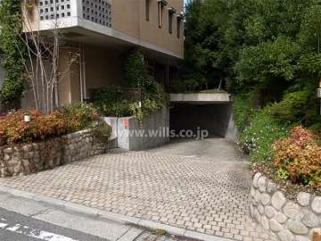 地階にある駐車場への入り口