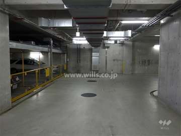 地階にある敷地内駐車場