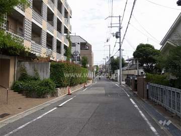 周辺は閑静な住宅地です。