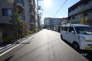 敷地西側の前面道路(北側から)