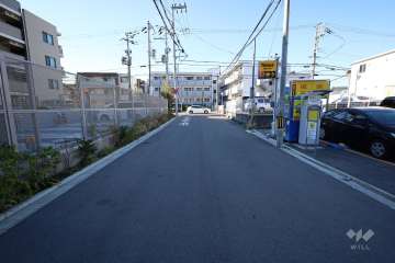 敷地北側の前面道路(東側から)