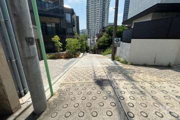 敷地西側の前面道路