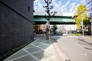 敷地東側の前面道路（南側から）