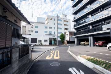 敷地南側の前面道路（東側から）