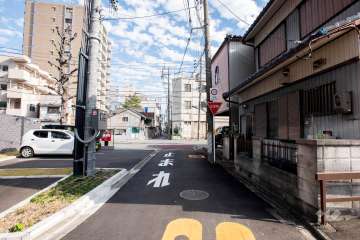 敷地南側の前面道路（西側から）