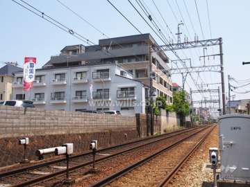 ロイヤル芦屋川の外観（南西側から）敷地南側には阪急神戸線が走っています。