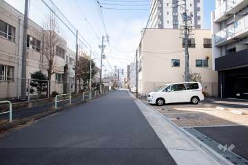 敷地南側の前面道路（東側から）