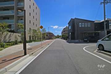 敷地西側の前面道路（北側から）