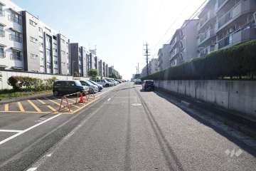 敷地北側の前面道路（東側から）