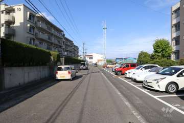 敷地北側の前面道路（西側から）