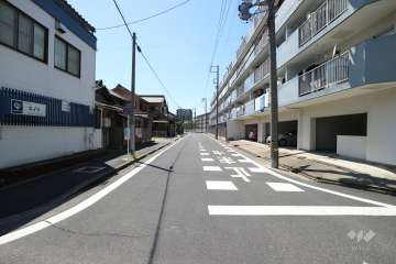 敷地南側の前面道路(東側から)