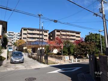 コート芦屋三条町の遠景。ゆるやかな南斜面地で、一戸建て、マンションが混在しています。