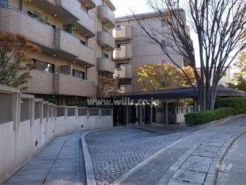 ホテルライクな車寄せのあるエントランス