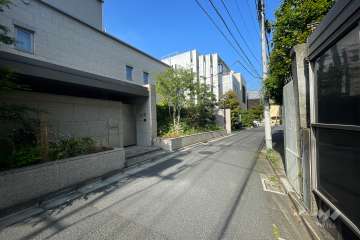 敷地南側の前面道路（東側から）