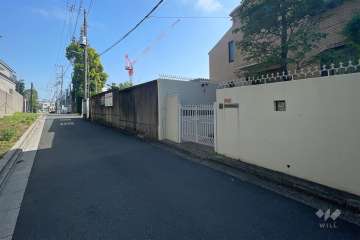 敷地西側の前面道路（南側から）