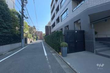 敷地北東側の前面道路(北西側から)