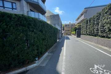 敷地北西側の前面道路(北東側から)