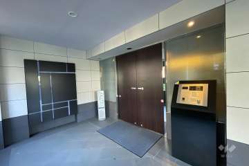 エントランスはオートロック付きです。