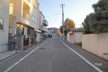 敷地西側の前面道路