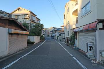 敷地西側の前面道路