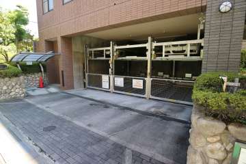 西側の敷地内駐車場（屋内機械式）