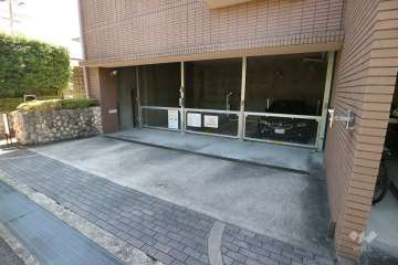 北側の敷地内駐車場（屋内機械式）