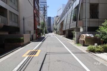 敷地北西側の前面道路（北東側から）