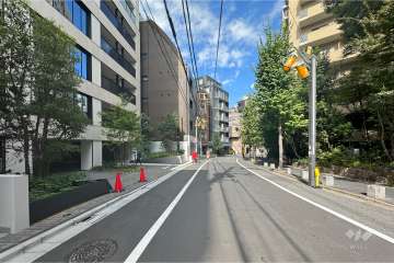 敷地北東側の前面道路（南東側から）