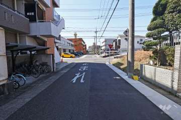 敷地北側の前面道路（東側から）