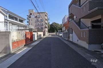 敷地北側の前面道路（西側から）