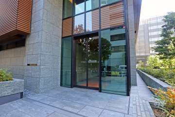 北側エントランス