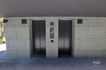 屋内に設けられた駐輪場の入り口