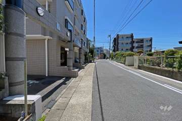 敷地西側前面道路（北側から）