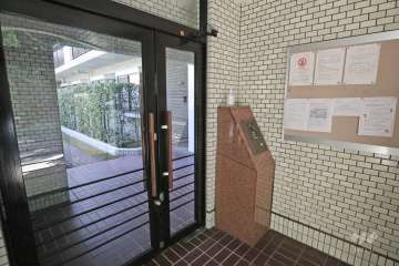 エントランスはオートロック付きです。